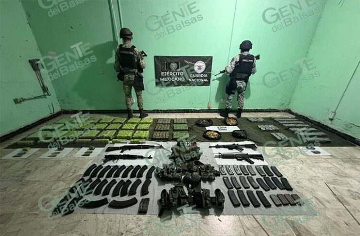 Sedena y GN aseguran armas largas, equipo táctico y cartuchos útiles del CJNG