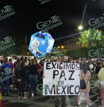 Se congregan cientos de personas en el fin de novenario por Carlos Manzo