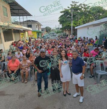 Festeja Nalleli Pedraza a mamás y papás de Lázaro Cárdenas