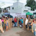 Rosalinda Savala Díaz entrega toldos a comerciantes del tianguis de la colonia Flor de Abril