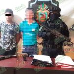 Acapulco: caen 2 con armas, cartulinas y lonas con leyendas amenazantes