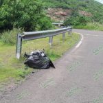 Dejan cuerpo embolsado a orillas de la carretera Aguililla-Apatzingán