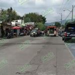 Moto sicarios atacan a balazos a chofer de una camioneta