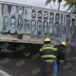Choque en la autopista, deja dos autos calcinados y un lesionado