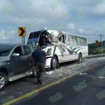 Choque de camión de pasajeros con otro camión de abarrotes, dejó 11 lesionados