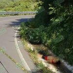Encuentran a un joven semidesnudo y muerto a tiros en Petatlán