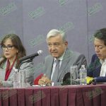 AMLO pide a diputados de Morena ser mayoría “sin payasadas”