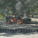 Comuneros bloquean carretera y queman una patrulla policiaca