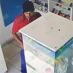 Cámaras de seguridad graban robo en una tienda de celulares