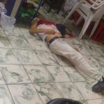 Atacan a balazos a dos hombres dentro de una tienda de abarrotes