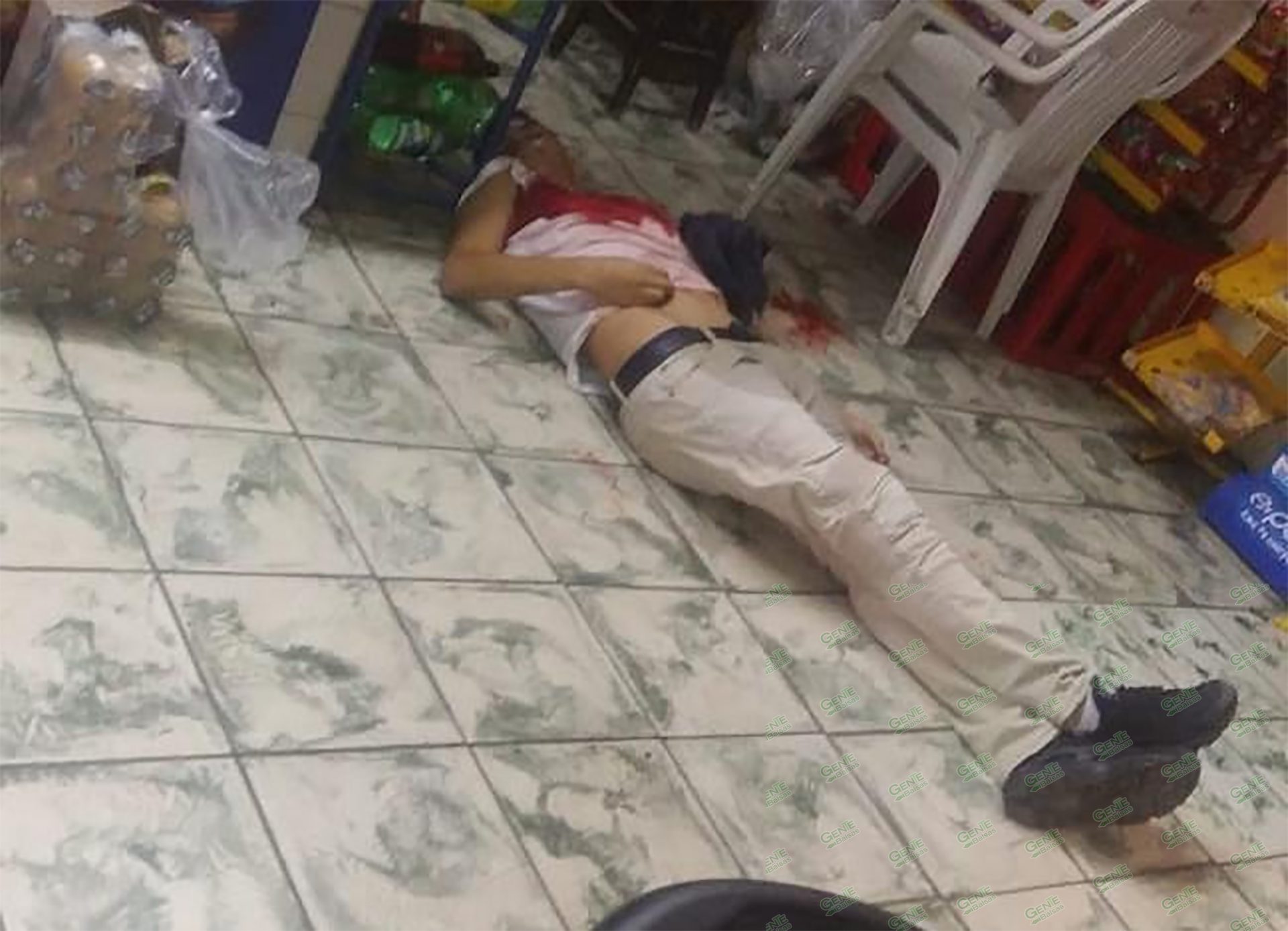 Atacan a balazos a dos hombres dentro de una tienda de abarrotes ...