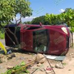 Chocan a camioneta y vuelca frente a módulo policial en Petatlán