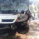 Choque entre un auto y un autobús deja como resultado una persona fallecida