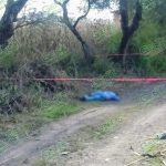 Sobre una brecha, localizan cadáver de un hombre