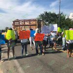 Bloquean carretera para exigir salida de autodefensas de Petatlán