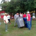 Oscar de la Peña, entrega contenedores de basura en El Habillal