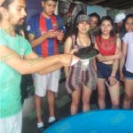 Estudiantes del CECyTEM visitan campamentos tortugueros en la Costa michoacana