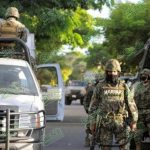 Marinos detienen a presunto delincuente que llevaba un AR-15