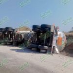 Vuelca en la Autopista Siglo XXI pipa cargada de combustible