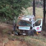 Paramédicos resultan lesionados al volcar su ambulancia