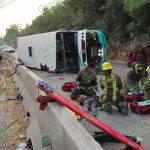 Volcadura deja una persona muerta y 10 lesionados