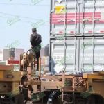 Roban calzado de un contenedor