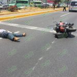 Camioneta atropella y mata a un motociclista