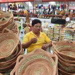 Manos mágicas transforman ramas de desecho de pinos en artesanía, a la venta en la Expo Fiesta Michoacán