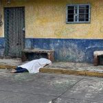 Moto sicarios asesinan en Uruapan a un transeúnte