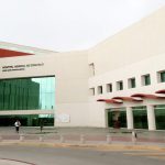 Médicos del IMSS extraen y reimplantan útero y feto para retirar tumor de 22 centímetros