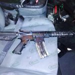 Tras balacera, detienen a dos sujetos y les aseguran un rifle AR-15