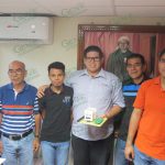 Presentan al regidor Gustavo Morales control para semáforo, alumnos del ITLAC