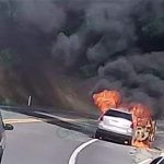Arde vehículo en la Siglo XXI
