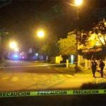 Tiran cadáver semidesnudo en Uruapan