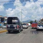 Moto sicarios atacan a balazos a un transeúnte