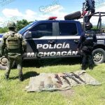 Aseguran armamento abandonado en la carretera Apatzingán-Aguililla