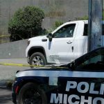 Atacan a balazos a conductor de una camioneta