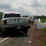 Localizan tirados a orilla de carretera los cadáveres de dos hombres