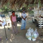 Entregan despensas a enramadas del río de Las Guacamayas