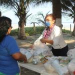 Encabeza Itzé Camacho, entrega de despensas en Playa Azul