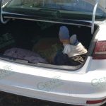 Lo dejan encajuelado en un auto abandonado