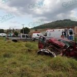 Choque entre tres vehículos deja una persona muerta