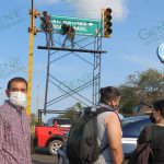 A iniciativa de Gustavo Morales colocan señalética en semáforos