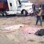 Choque entre camioneta y tráiler deja dos muertos y un herido