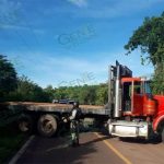 Sujetos armados bloquean carretera con vehículos secuestrados