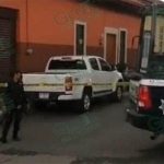 Persiguen a punta de balazos a conductor de una camioneta