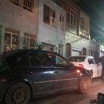 Atacan a balazos a un hombre afuera de su domicilio