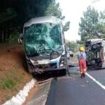 Choque de dos autobuses de pasajeros, deja un muerto y 19 lesionados
