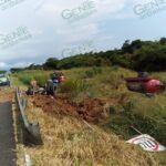 Vuelca camión de bomberos y provoca lesiones a dos elementos de PCM