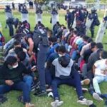 Detienen a 60 normalistas por causar destrozos a una caseta de peaje